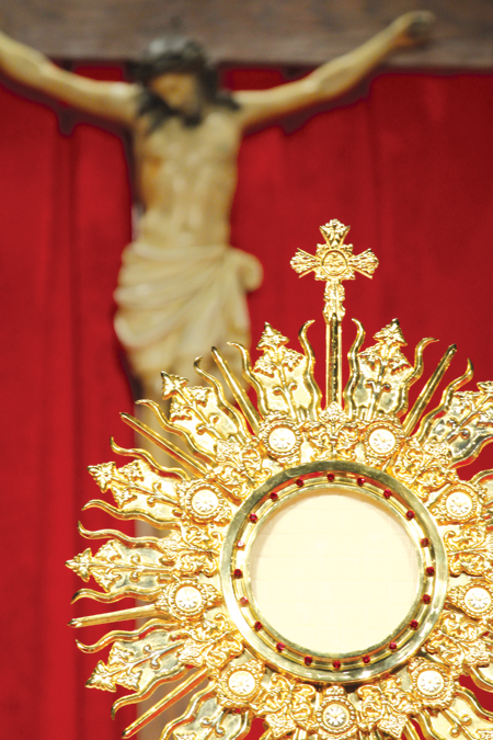 A monstrance holding the Blessed Sacrament is displayed on the altar during the Atlanta Archdiocese's 18th annual Eucharistic Congress at the Georgia International Convention Center, College Park, Ga., June 1. The gathering, the largest eucharistic congress in the country, welcomed people free of charge and drew about 30,000 participants. Educational sessions were offered to people of all ages and in four languages. (CNS photo/Michael Alexander, Georgia Bulletin) (June 4, 2013) 