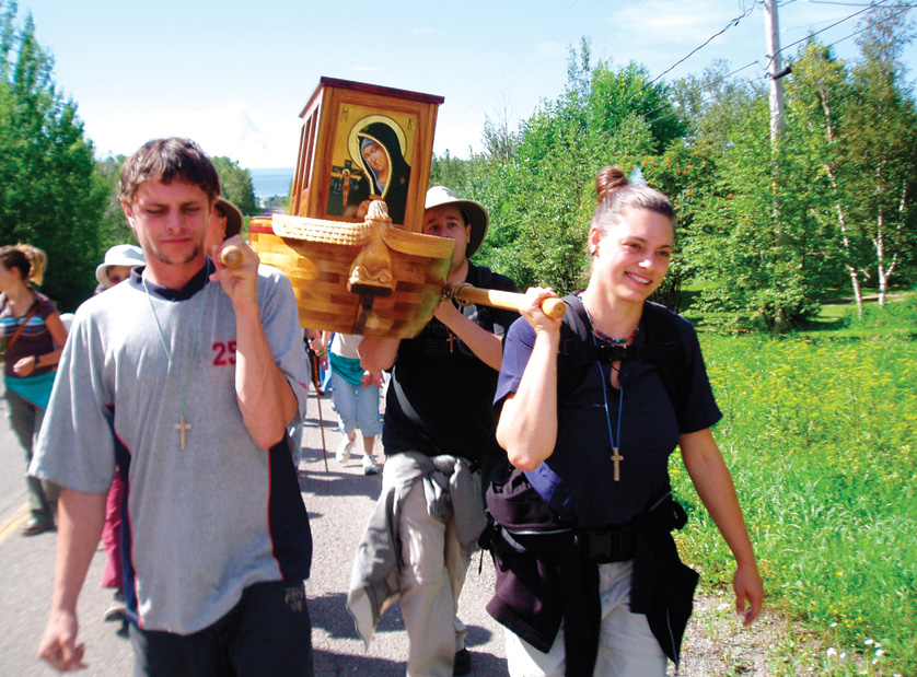 Young people carry the Ark of the New Covenant in Gaspe, Quebec, in this June 2006 file photo. The ark is traveling through Canada as a means of promoting the International Eucharistic Congress in Quebec City June 15-22. (CNS photo/courtesy of International Eucharistic Congress) (May 8, 2008) See stories slugged EUCHARIST- May 7, 2008.