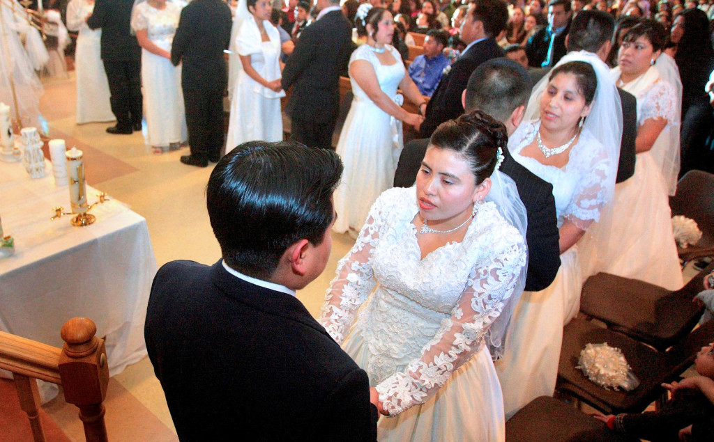 St. Damien of Molokai Parish in Pontiac will host a joint wedding in August, inviting couples from the parish and across the Archdiocese of Detroit who have been cohabiting to "experience God's mercy through the sacrament of matrimony." (CNS photo)